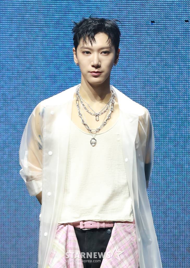 그룹 NCT 텐이 13일 오후 서울 광진구 예스24라이브홀에서 진행된 첫 솔로 미니앨범 '텐'(TEN) 발매기념 쇼케이스에서 포즈를 취하고 있다. 이번 앨범은 타이틀곡 '나이트워커'를 포함해 다채로운 분위기의 영어곡 총 6곡으로 구성됐다. /2024.02.13 /사진=이동훈