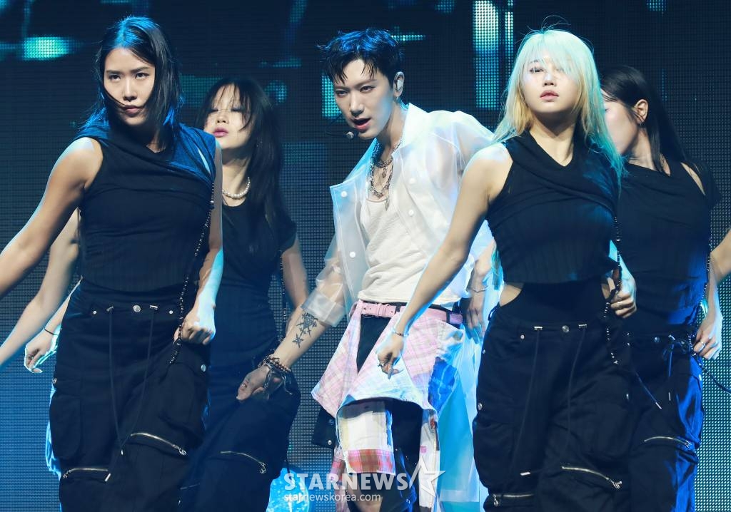그룹 NCT 텐이 13일 오후 서울 광진구 예스24라이브홀에서 진행된 첫 솔로 미니앨범 '텐'(TEN) 발매기념 쇼케이스에서 신곡을 선보이고 있다. 이번 앨범은 타이틀곡 '나이트워커'를 포함해 다채로운 분위기의 영어곡 총 6곡으로 구성됐다. /2024.02.13 /사진=이동훈