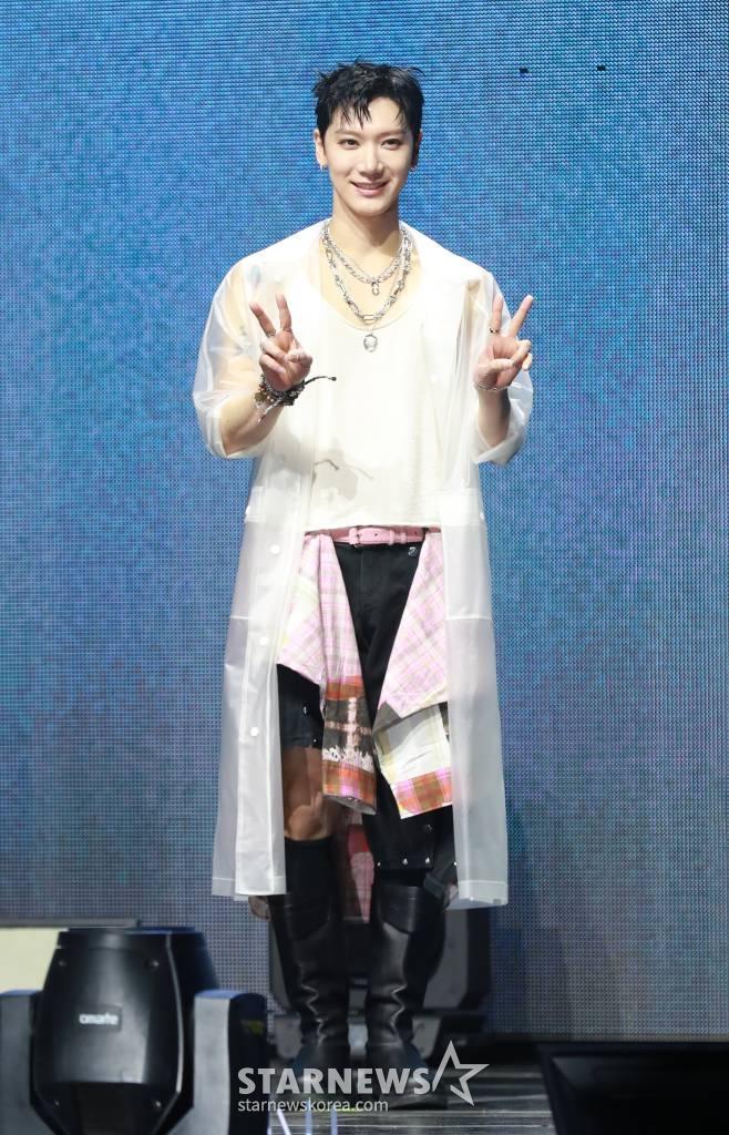 그룹 NCT 텐이 13일 오후 서울 광진구 예스24라이브홀에서 진행된 첫 솔로 미니앨범 '텐'(TEN) 발매기념 쇼케이스에서 포즈를 취하고 있다. 이번 앨범은 타이틀곡 '나이트워커'를 포함해 다채로운 분위기의 영어곡 총 6곡으로 구성됐다. /2024.02.13 /사진=이동훈