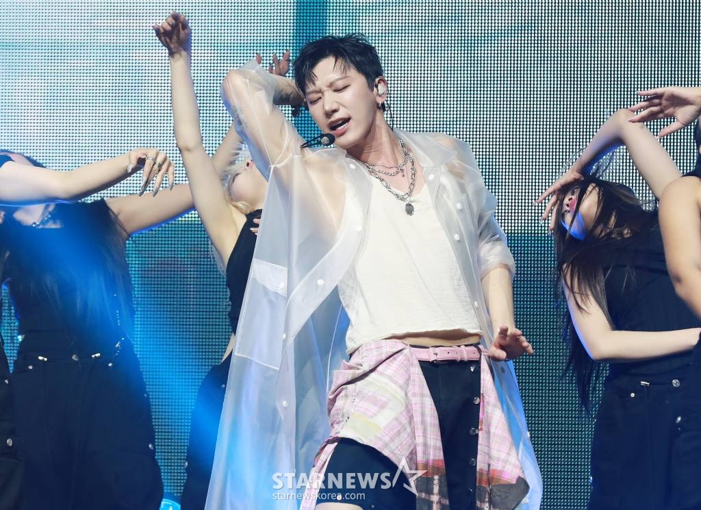 그룹 NCT 텐이 13일 오후 서울 광진구 예스24라이브홀에서 진행된 첫 솔로 미니앨범 '텐'(TEN) 발매기념 쇼케이스에서 신곡을 선보이고 있다. 이번 앨범은 타이틀곡 '나이트워커'를 포함해 다채로운 분위기의 영어곡 총 6곡으로 구성됐다. /2024.02.13 /사진=이동훈
