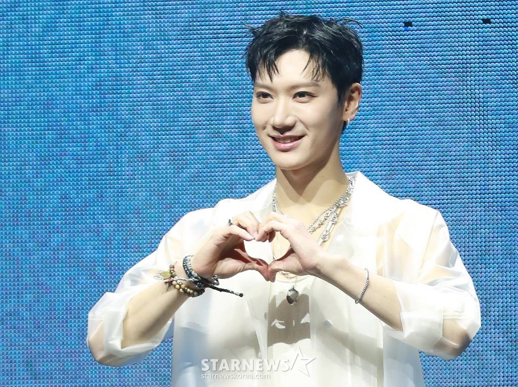 그룹 NCT 텐이 13일 오후 서울 광진구 예스24라이브홀에서 진행된 첫 솔로 미니앨범 '텐'(TEN) 발매기념 쇼케이스에서 포즈를 취하고 있다. 이번 앨범은 타이틀곡 '나이트워커'를 포함해 다채로운 분위기의 영어곡 총 6곡으로 구성됐다. /2024.02.13 /사진=이동훈