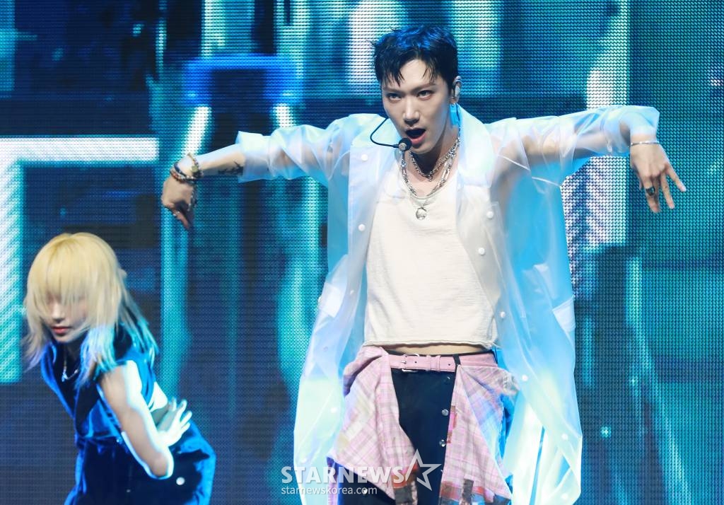 그룹 NCT 텐이 13일 오후 서울 광진구 예스24라이브홀에서 진행된 첫 솔로 미니앨범 '텐'(TEN) 발매기념 쇼케이스에서 신곡을 선보이고 있다. 이번 앨범은 타이틀곡 '나이트워커'를 포함해 다채로운 분위기의 영어곡 총 6곡으로 구성됐다. /2024.02.13 /사진=이동훈