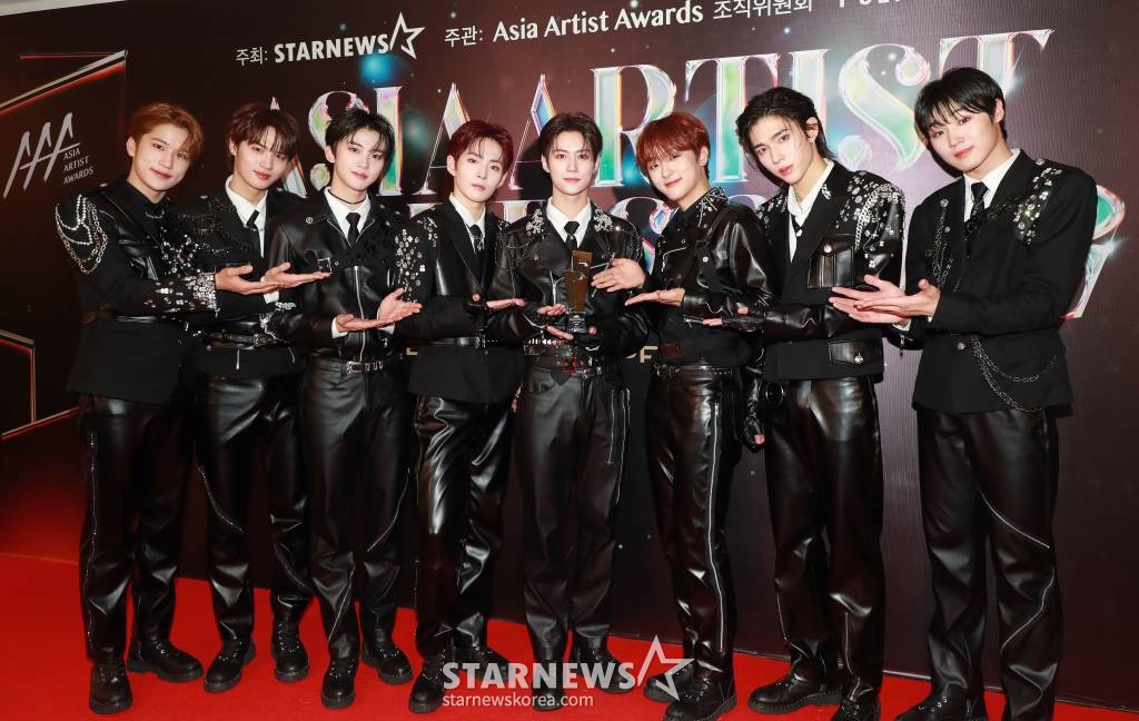 그룹 루네이트가 필리핀 아레나에서 열린 '2023 아시아 아티스트 어워즈 인 필리핀'(2023 Asia Artist Awards IN THE PHILIPPINES, 이하 '2023 AAA')에서 AAA 포커스 상을 수상한 뒤 포즈를 취하고 있다. /사진=이동훈