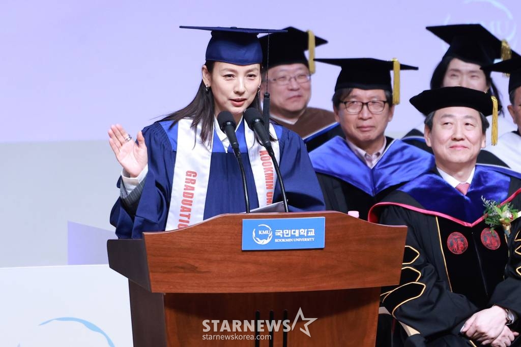 가수 이효리(공연예술학부 연극영화전공 98학번)가 14일 오전 서울 성북구 국민대학교 콘서트홀에서 열린 '2023학년도 전기 학위수여식'에서 축사를 하고 있다. 2024.02.14 /사진=김창현