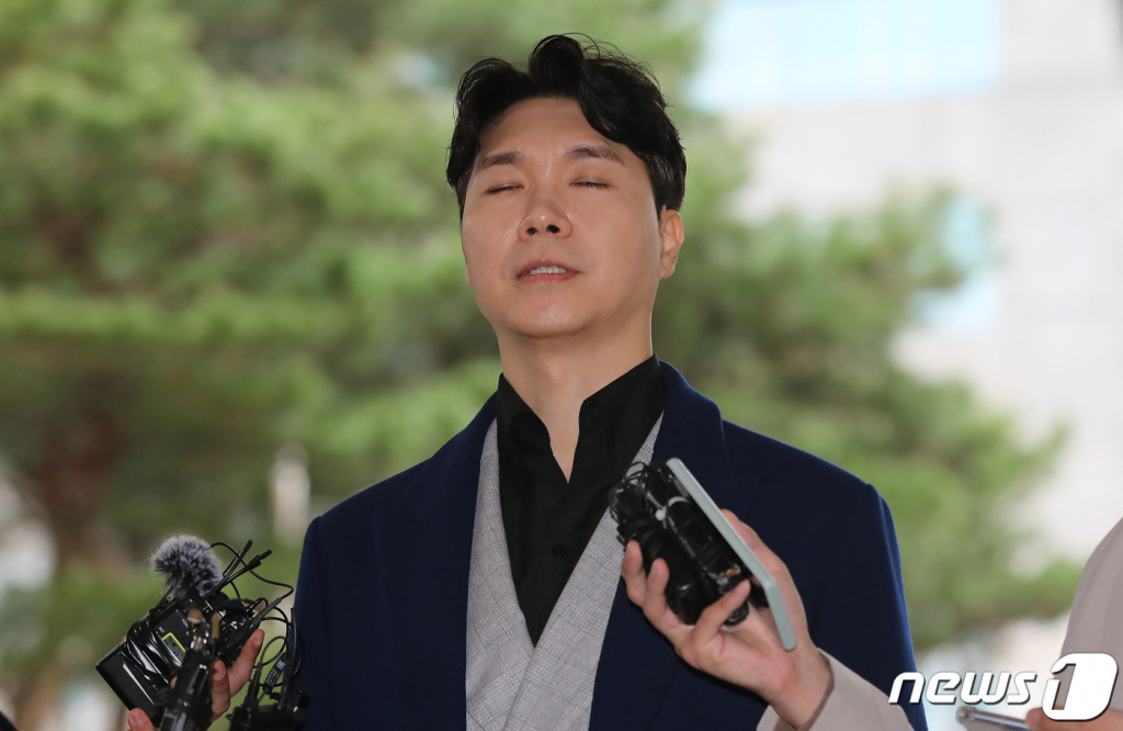 (서울=뉴스1) 임세영 기자 = 방송인 박수홍이 15일 오후 서울 마포구 서울서부지방법원에서 특정경제범죄 가중처벌 등에 관한 법률(횡령) 위반 혐의로 기소된 친형 박 모씨와 배우자 이 모씨에 대한 4차 공판에 증인으로 출석하며 취재진의 질문에 답하고 있다. 2023.3.15/뉴스1 Copyright (C) 뉴스1. All rights reserved. 무단 전재 및 재배포 금지.