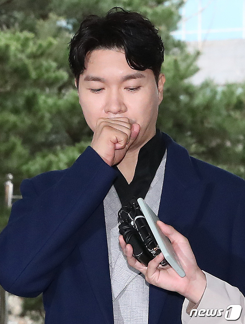 (서울=뉴스1) 임세영 기자 = 방송인 박수홍이 15일 오후 서울 마포구 서울서부지방법원에서 특정경제범죄 가중처벌 등에 관한 법률(횡령) 위반 혐의로 기소된 친형 박 모씨와 배우자 이 모씨에 대한 4차 공판에 증인으로 출석하며 취재진의 질문에 답하고 있다. 2023.3.15/뉴스1 Copyright (C) 뉴스1. All rights reserved. 무단 전재 및 재배포 금지.