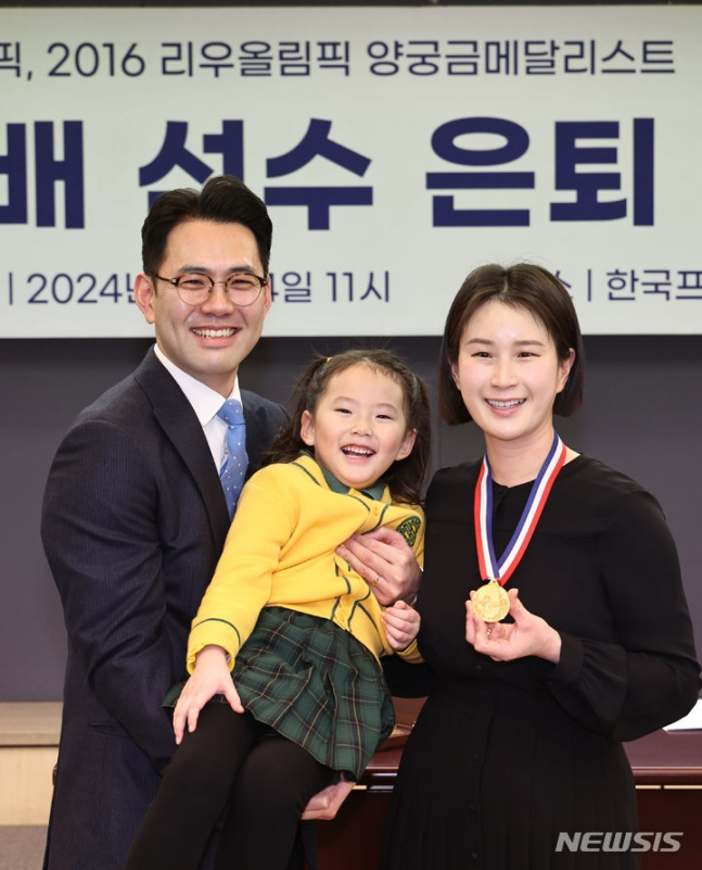 기보배(오른쪽)가 4일 오전 서울특별시 중구에 위치한 한국프레스센터에서 기자회견에서 가족들과 함께 기념사진을 촬영하고 있다. /사진=뉴시스