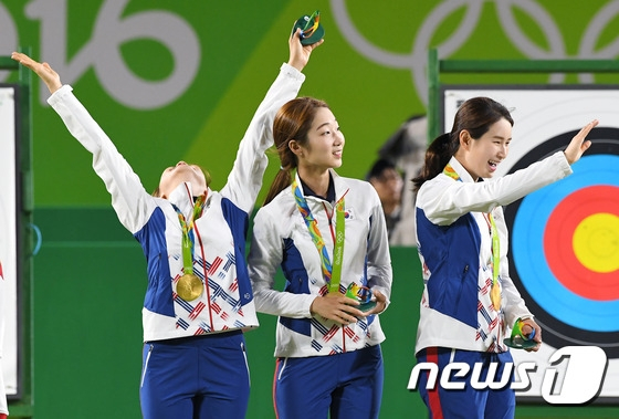 여자 양궁 대표팀 장혜진(왼쪽부터), 최미선, 기보배가 2016년 브라질 리우데자네이루 삼바도로 경기장에서 열린 리우하계올림픽 여자 단체전에서 러시아를 꺽고 금메달을 획득한 뒤 시상식에서 세리머니를 하고 있다./사진=뉴스1