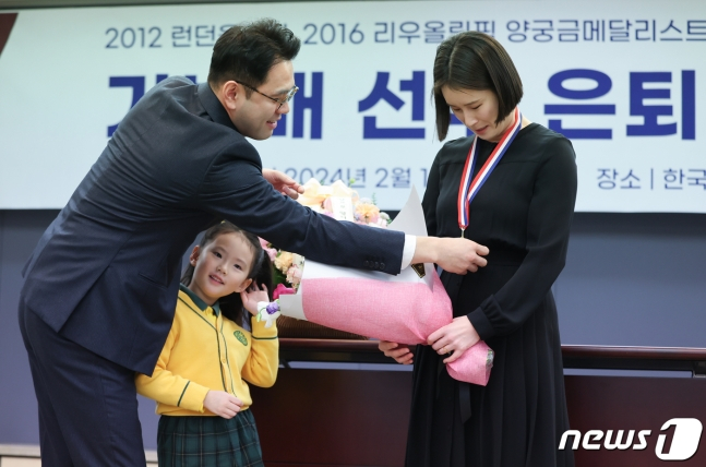 기보배(오른쪽)가 4일 오전 서울특별시 중구에 위치한 한국프레스센터에서 기자회견에서 가족들과 함께 사진 촬영을 준비하고 있다. /사진=뉴시스