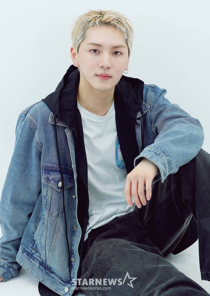 그룹 펜타곤(PENTAGON) 키노가 서울 종로구 스타뉴스 사옥에서 진행된 '2022 아시아 아티스트 어워즈 인 재팬'(2022 Asia Artist Awards In Japen, 이하 2022 AAA) 수상 인터뷰에 앞서 포즈를 취하고 있다. 펜타곤은 '2022 AAA'에서 베스트 초이스상을 수상하는 영광을 안았다. 펜타곤은 지난 2016년 10월 미니 1집 '펜타곤'으로 데뷔해 '예뻐죽겠네' '라이크 디스'(Like This) '런웨이'(RUNAWAY) '빛나리' '청개구리' '신토불이' '접근금지' '닥터 베베' '데이지' 등 타이틀곡으로 활동해왔다. 특히 '빛나리'는 역주행 신화를 이룬 곡으로, 펜타곤의 정체성을 형성했다. /사진=김창현 기자 chmt@