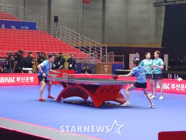 여자 탁구 대표팀이 14일 오후 BNK부산은행 2024 부산세계탁구선수권대회가 열리는 부산 해운대구 벡스코 초피홀(메인경기장)에서 연습을 하고 있다. /사진=양정웅 기자