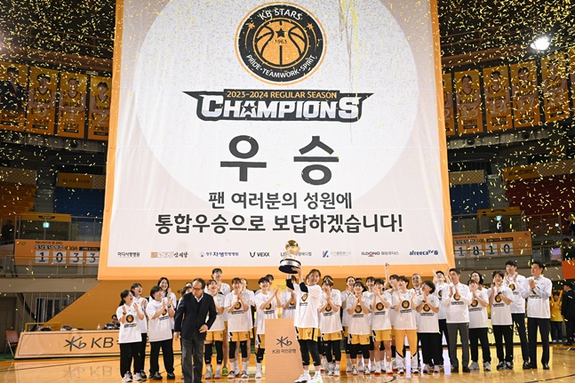 KB스타즈 선수단이 14일 BNK전 승리로 정규리그 우승을 확정한 후 세리머니를 하고 있다. /사진=WKBL