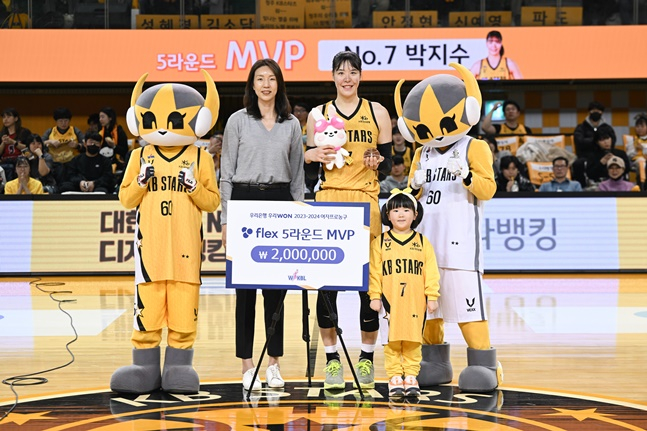 KB스타즈 박지수(오른쪽)가 5라운드 MVP를 수상하고 있다. /사진=WKBL