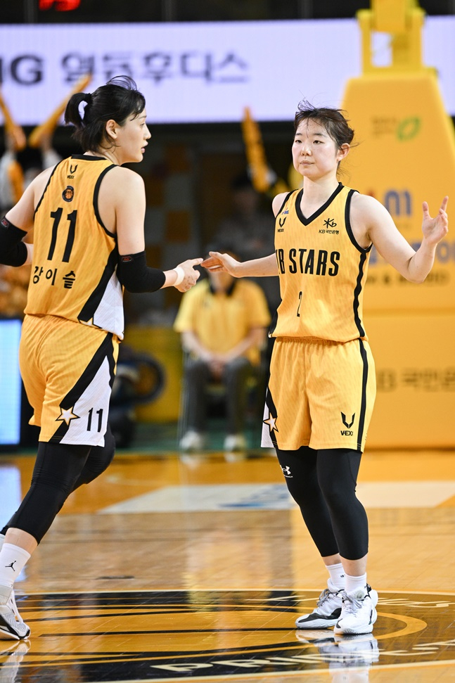 강이슬(왼쪽)과 허예은. /사진=WKBL