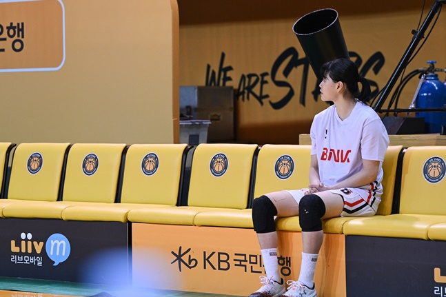BNK 이소희가 14일 KB스타즈전에서 벤치에 홀로 앉아있다. /사진=WKBL