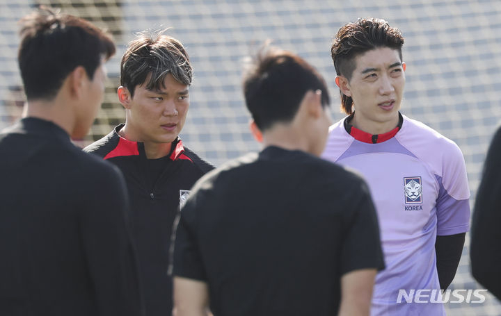 훈련 중인 오현규(왼쪽). /사진=뉴시스