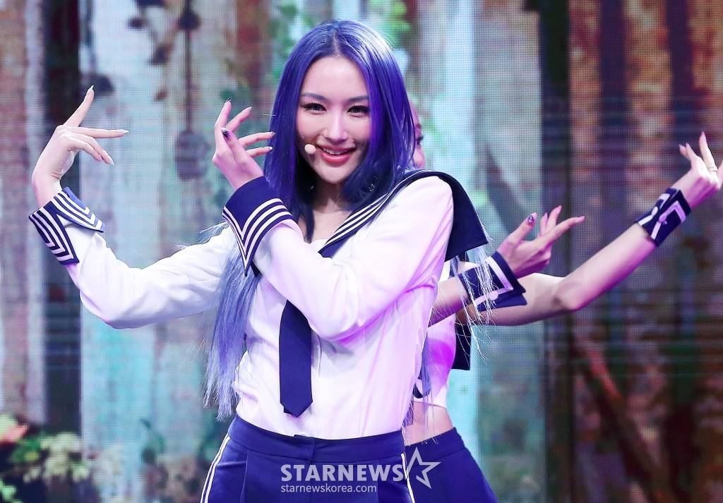 걸그룹 드림캐쳐(DREAMCATCHER) 시연이 24일 오후 서울 광진구 건국대학교 새천년관 대공연장에서 진행된 여덟 번째 미니앨범 'Apocalypse : From us'(아포칼립스 : 프롬 어스) 발매 기념 쇼케이스에 참석해 멋진 무대를 선보이고 있다.  드림캐쳐의 이번 앨범 타이틀곡 'BONVOYAGE'(본보야지)는 일렉 기타와 신디사이저 연주로 환희를 표현한 프로그레시브 록 장르의 곡이다. 2023.05.24 /사진=김창현 기자 chmt@