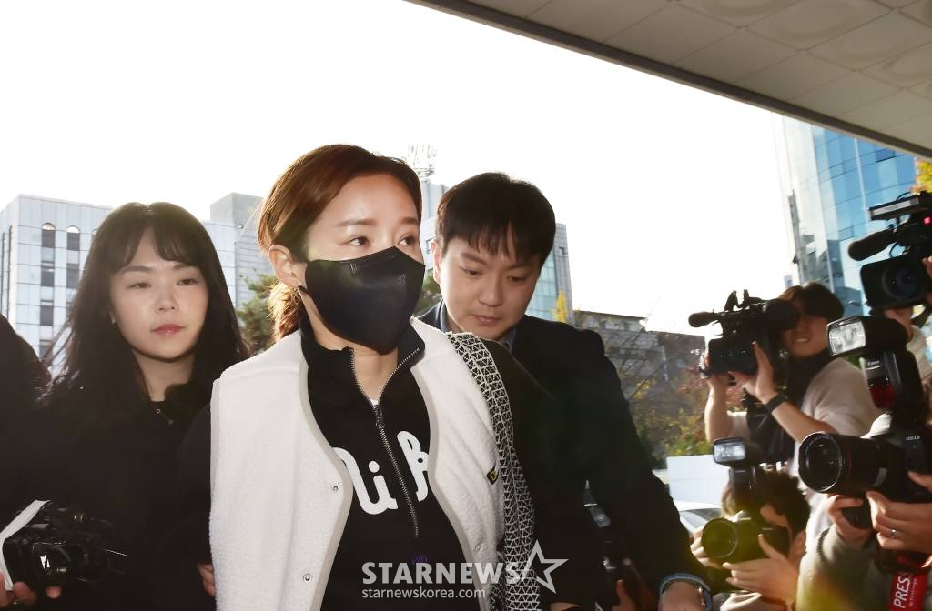 전청조 사기 공범 의혹을 받는 펜싱 국가대표 출신 남현희(42)가 경찰의 대질심문 소환 조사 차 8일 서울 송파구 가락동 송파경찰서에 출석하고 있다. 경찰은 지난 6일 남현희를 피의자 신분으로 불러 조사한 가운데 남씨는 조사에서 혐의를 부인하며 전청조의 사기 행각을 알지 못했다고 진술한 것으로 전해졌고 또한 대질신문 당일 새벽에는 SNS에 본인의 억울함을 주장하며 9차 입장문을 발표했다. /사진=임한별(머니S)