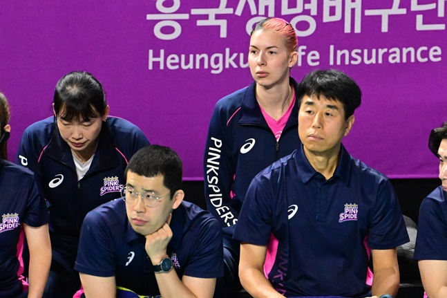 윌로우 존슨(뒤, 가운데)이 15일 인천 삼산월드체육관에서 열린 화성 IBK기업은행과 2023~2024 도드람 V리그 여자부 맞대결에서 벤치에서 경기를 지켜보고 있다. /사진=KOVO