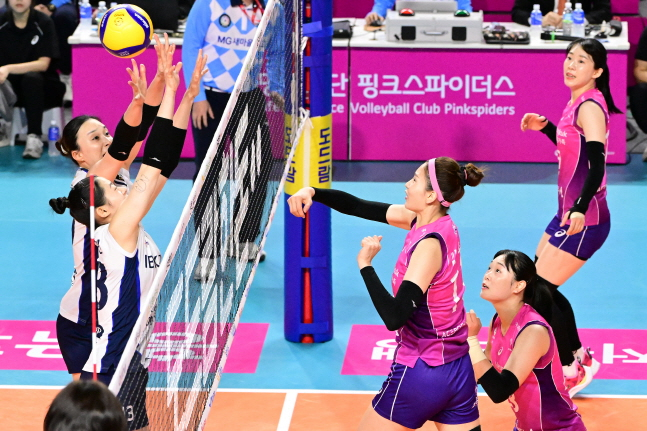 15일 인천 삼산월드체육관에서 열린 화성 IBK기업은행과 2023~2024 도드람 V리그 여자부 맞대결에서 득점에 성공하는 김수지(가운데). /사진=KOVO