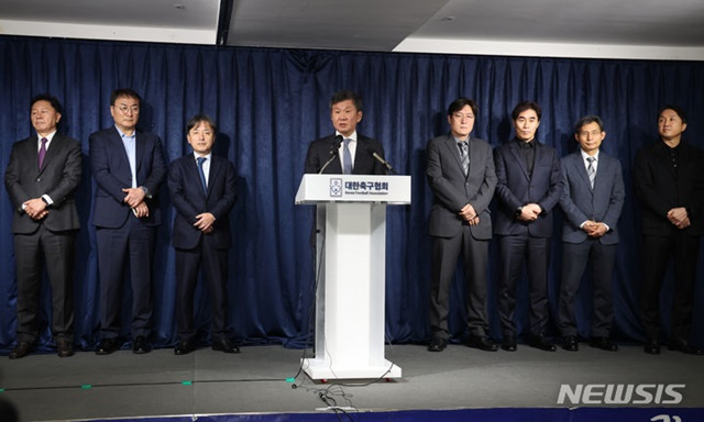 정몽규 대한축구협회장이 16일 서울 축구회관에서 대표팀 사안관련 KFA 임원회의를 마친 후 브리핑을 하고 있다. /사진=뉴시스 제공
