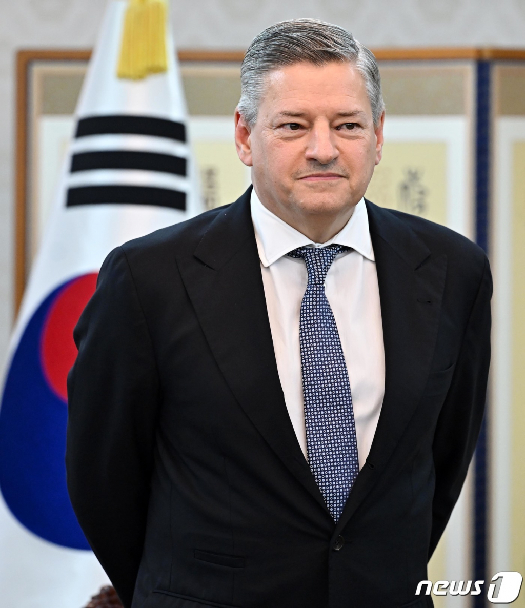 (서울=뉴스1) 김명섭 기자 = 테드 서랜도스 넷플릭스 공동 최고경영자가 22일 서울 종로구 정부서울청사에서 한덕수 국무총리와의 면담을 위해 대기하고 있다. (공동취재) 2023.6.22/뉴스1 Copyright (C) 뉴스1. All rights reserved. 무단 전재 및 재배포 금지.