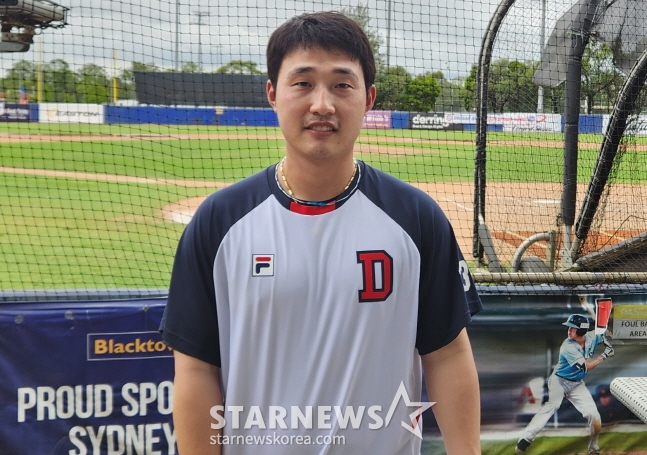 두산 김인태가 호주 시드니 전지훈련을 마치고 카메라 앞에서 미소를 짓고 있다. /사진=안호근 기자