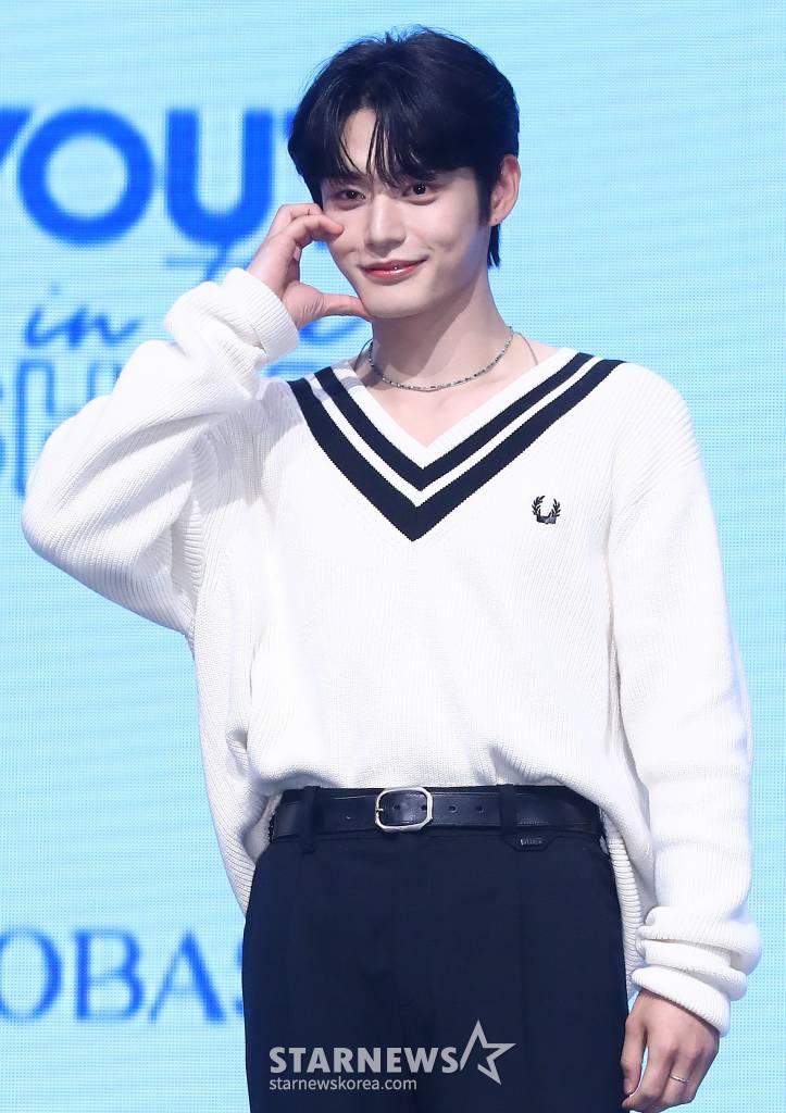 그룹 제로베이스원(ZEROBASEONE) 김지웅이 10일 오후 서울 광진구 예스24 라이브홀에서 진행된 첫 번째 미니앨범 'YOUTH IN THE SHADE (유스 인 더 셰이드)' 발매 기념 쇼케이스에 참석해 포즈를 취하고 있다.  데뷔 앨범 'YOUTH IN THE SHADE'는 이 시대 청춘의 모습 즉, 찬란한 청춘의 아름다움과 그 이면의 불안정함을 담고 있다. 2023.07.10 /사진=김창현 기자 chmt@