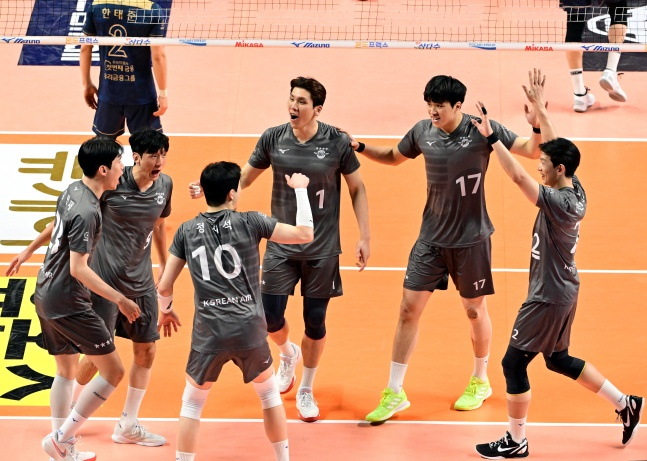 대한항공 선수단이 17일 서울 장충체육관에서 열린 도드람 2023~2024 V리그 5라운드 우리카드와 방문 경기에서 득점 후 기뻐하고 있다. /사진=한국배구연맹
