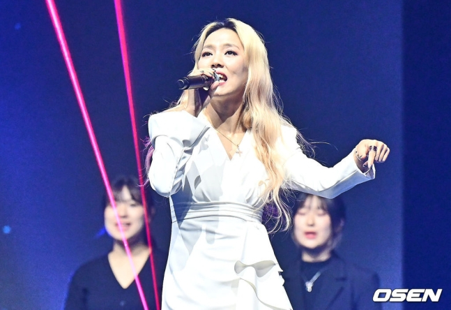 가수 소향이 축하공연을 하고 있다.