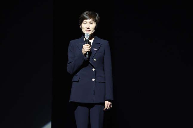 현정화 부산세계탁구선수권 집행위원장이 18일 부산 해운대구 벡스코 초피홀에서 열린 BNK부산은행 2024 부산세계탁구선수권대회 개막식 무대에 올라왔다. /사진=2024부산탁구선수권대회조직위 제공