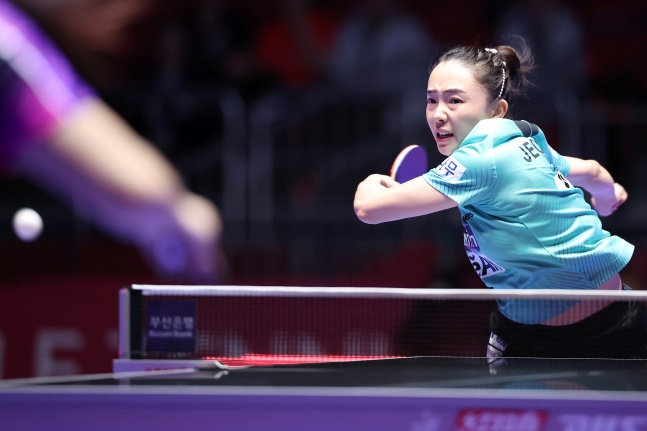 전지희가 18일 부산 벡스코에서 계속된 BNK부산은행 2024 부산세계탁구선수권대회 여자5조 푸에르토리코와 예선라운드 경기에서 라켓을 휘두르고 있다. /사진=부산세계탁구선수권 대회 조직위