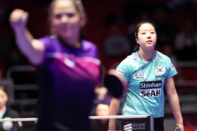신유빈(오른쪽)이 18일 부산 벡스코에서 계속된 BNK부산은행 2024 부산세계탁구선수권대회 여자5조 푸에르토리코와 예선라운드 경기에서 아쉬워하고 있다. /사진=부산세계탁구선수권 대회 조직위