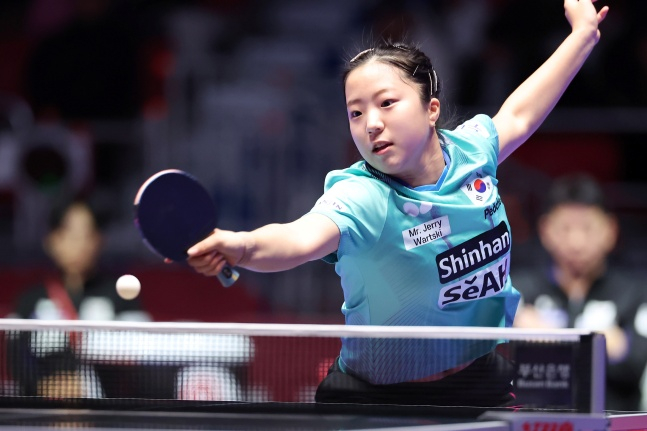 신유빈(오른쪽)이 18일 부산 벡스코에서 계속된 BNK부산은행 2024 부산세계탁구선수권대회 여자5조 푸에르토리코와 예선라운드 경기에서 공을 치고 있다. /사진=부산세계탁구선수권 대회 조직위