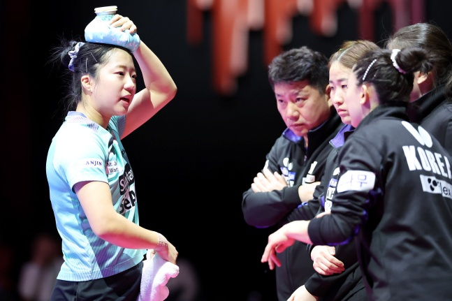 신유빈(왼쪽)이 18일 부산 벡스코에서 계속된 BNK부산은행 2024 부산세계탁구선수권대회 여자5조 푸에르토리코와 예선라운드 경기에서 코치진과 이야기를 나누고 있다. /사진=부산세계탁구선수권 대회 조직위