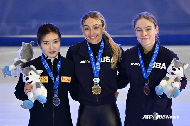 김길리(왼쪽)가 19일(한국시간) 쇼트트랙 월드컵 6차 대회 여자 1000m 결선에서 은메달을 차지한 후 시상식에서 기념촬영을 하고 있다. /AFPBBNews=뉴스1