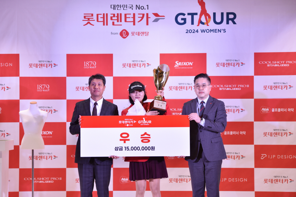 지난 18일(일) 대전 골프존조이마루에서 열린 ‘롯데렌탈 롯데렌터카 GTOUR WOMEN'S' 2차 결선 시상식에서 (왼쪽부터)골프존 박강수 대표, 우승자 이진경, 롯데렌탈 마이카 사업부문 임현철 상무가 기념촬영을 하고 있다.