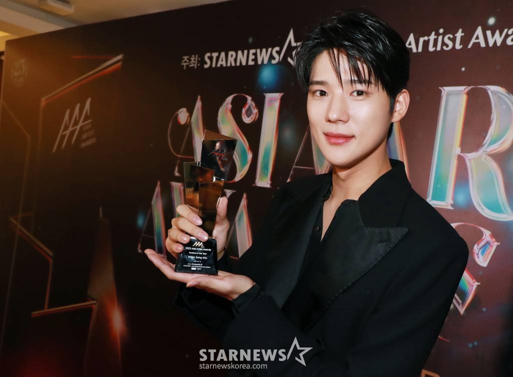 배우 문상민이 14일 필리핀 아레나에서 열린 '2023 아시아 아티스트 어워즈 인 필리핀'(2023 Asia Artist Awards IN THE PHILIPPINES, 이하 '2023 AAA')에서 AAA 신인상을 수상한 뒤 포즈를 취하고 있다. '2023 AAA'는 스타뉴스가 주최하고 Asia Artist Awards 조직위원회, TONZ 엔터테인먼트, PULP Live World가 공동 주관한다. 그룹 아이브(IVE) 장원영, 가수 강다니엘, 그룹 제로베이스원 성한빈이 MC를 맡았다. 2023.12.14 /사진=이동훈