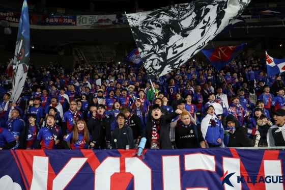 지난 15일 울산 HD와 2023~2024 AFC 챔피언스리그 16강 1차전에서 울산 원정 응원에 나선 반포레 고후 팬들의 모습. /사진=한국프로축구연맹
