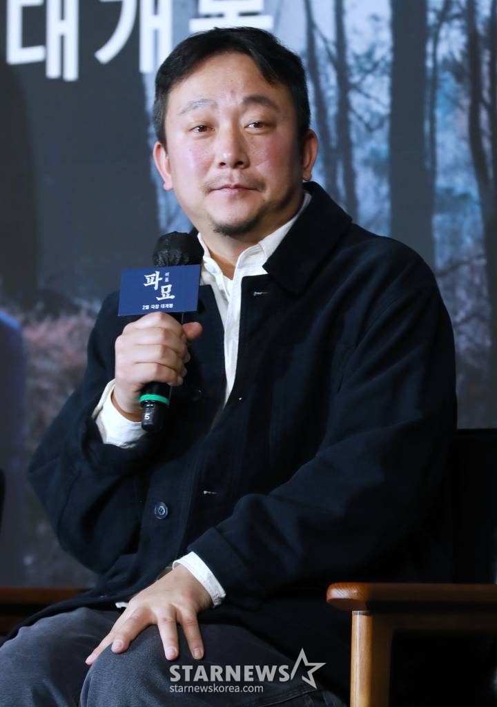 장재현 감독이 17일 오전 서울 더플라자 호텔에서 진행된 영화 '파묘'(감독 장재현) 제작발표회에 참석해 질문에 답하고 있다. 거액의 돈을 받고 수상한 묘를 이장한 풍수사와 장의사, 무속인들에게 벌어지는 기이한 사건을 담은 오컬트 미스터리 영화 '파묘'는 오는 2월 개봉 예정이다. /2024.01.17 /사진=이동훈