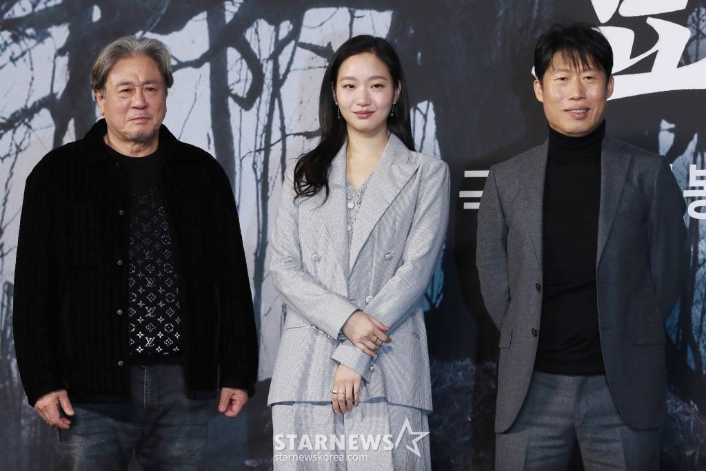 배우 최민식, 김고은, 유해진이 17일 오전 서울 더플라자 호텔에서 진행된 영화 '파묘'(감독 장재현) 제작발표회에 참석해 포즈를 취하고 있다. 거액의 돈을 받고 수상한 묘를 이장한 풍수사와 장의사, 무속인들에게 벌어지는 기이한 사건을 담은 오컬트 미스터리 영화 '파묘'는 오는 2월 개봉 예정이다. /2024.01.17 /사진=이동훈
