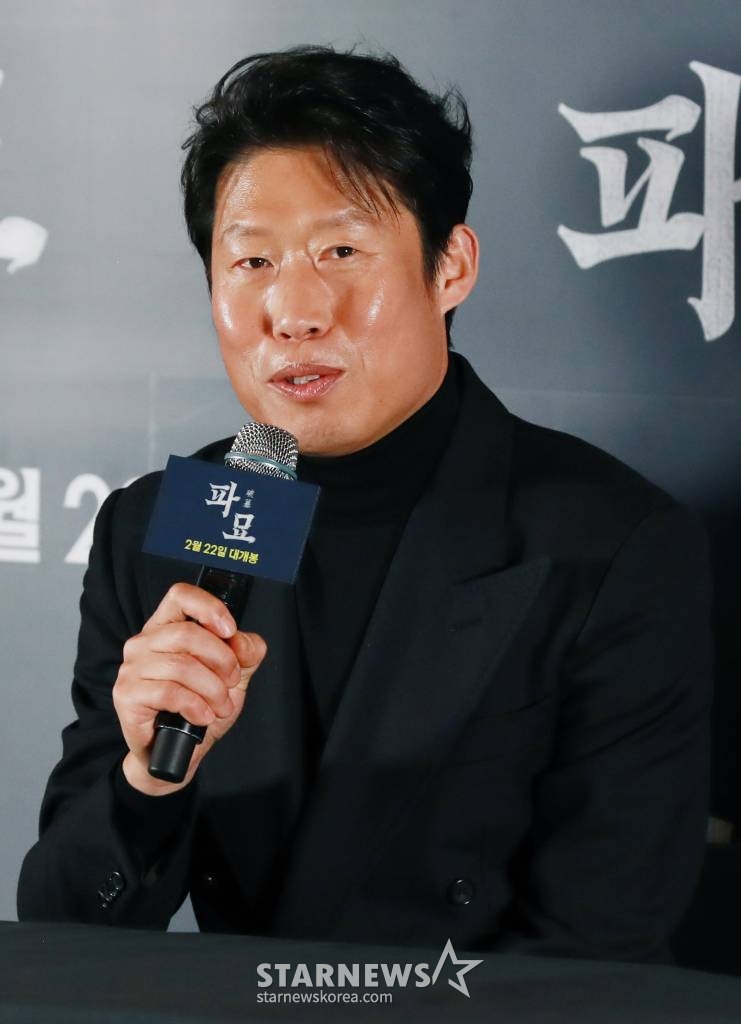 배우 유해진이 20일 오후 서울 강남구 메가박스 코엑스에서 진행된 영화 '파묘'(감독 장재현) 언론시사회 및 기자간담회에 참석해 질문에 답하고 있다. 거액의 돈을 받고 수상한 묘를 이장한 풍수사와 장의사, 무속인들에게 벌어지는 기이한 사건을 담은 오컬트 미스터리 영화 '파묘'는 오는 22일 개봉한다. /2024.02.20 /사진=이동훈
