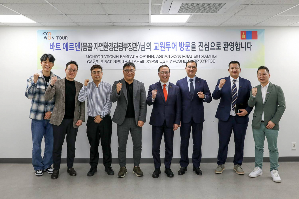 김명진 교원투어 사업대표(왼쪽 네 번째)와 바트울지 바트에르덴 몽골 자연환경관광부 장관(왼쪽 다섯 번째)이 양측 관계자들과 함께 기념촬영을 하고 있다.