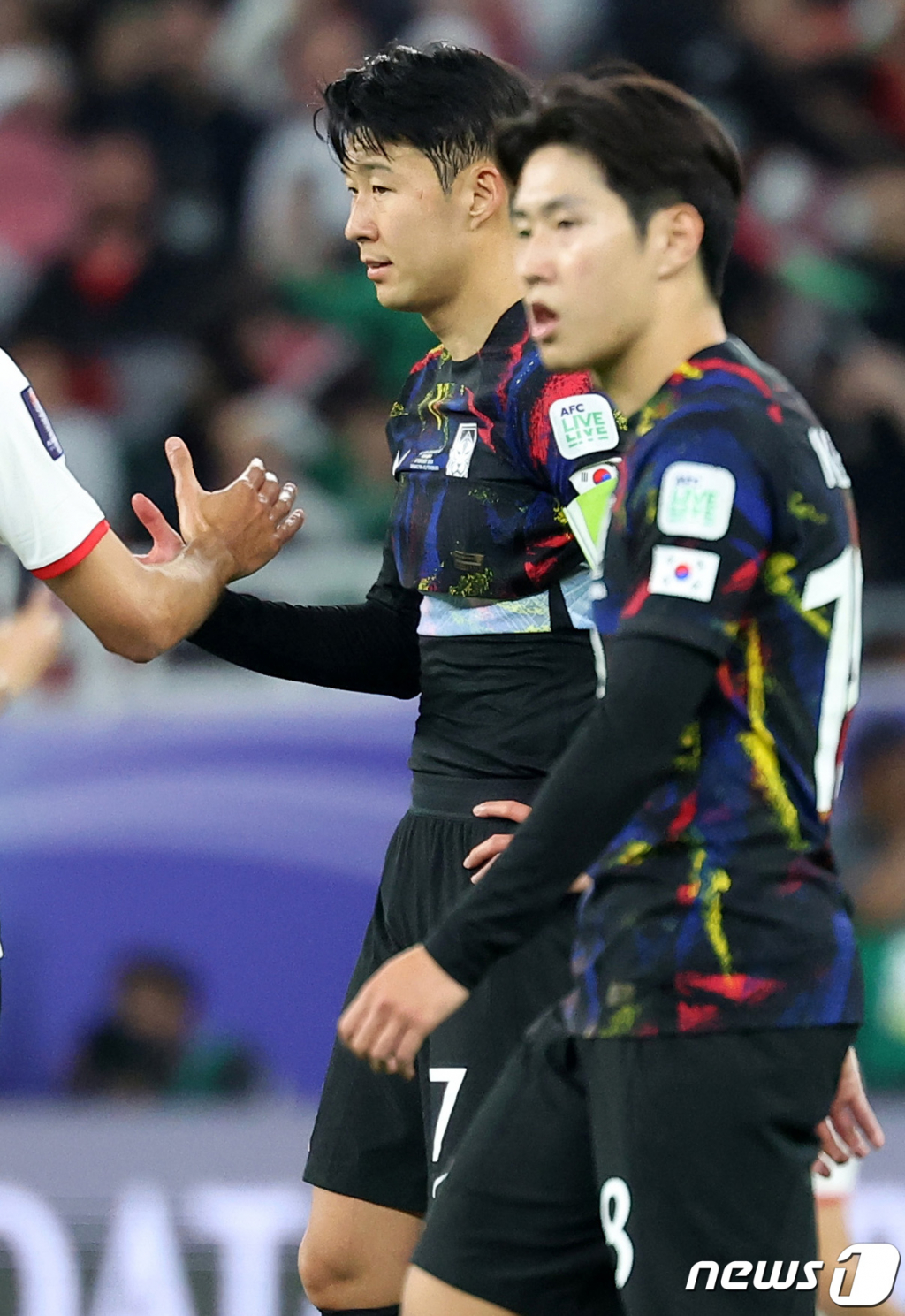 (서울=뉴스1) 김성진 기자 = 영국 매체들이 한국 축구대표팀의 주장 손흥민(토트넘)이 아시안컵 4강을 앞두고 후배들과 다투다 손가락이 골절됐다고 폭로했다. 대한축구협회(KFA) 확인 결과 선수들 간 다툼이 있었던 것도, 그 과정에서 손흥민이 부상을 입은 것도 사실이었다. 영국 매체 '더선'은 지난14일(한국시간) "한국이 요르단과의 아시안컵 4강전에서 충격적인 패배를 당했다"면서 "손흥민이 아시안컵 탈락 전날 팀 동료와 몸싸움을 벌이다 손가락 탈골 부상을 당했다"고 전했다. 사진은 지난6일(현지시간) 카타르 알라이얀 아흐메드 빈 알리 스타디움에서 열린 2023 아시아축구연맹(AFC) 카타르 아시안컵 준결승 요르단과 대한민국의 경기를 마친 손흥민과 이강인 선수 모습. 2024.2.14/뉴스1 Copyright (C) 뉴스1. All rights reserved. 무단 전재 및 재배포, AI학습 이용 금지.