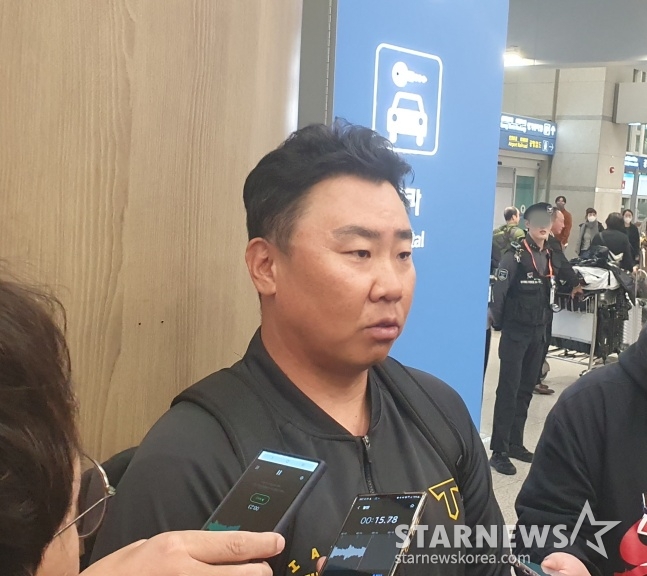 이범호 KIA 감독이 21일 인천국제공항에 입국해 2024 호주 스프링캠프 소감을 취재진에게 말하고 있다. /사진=김동윤 기자