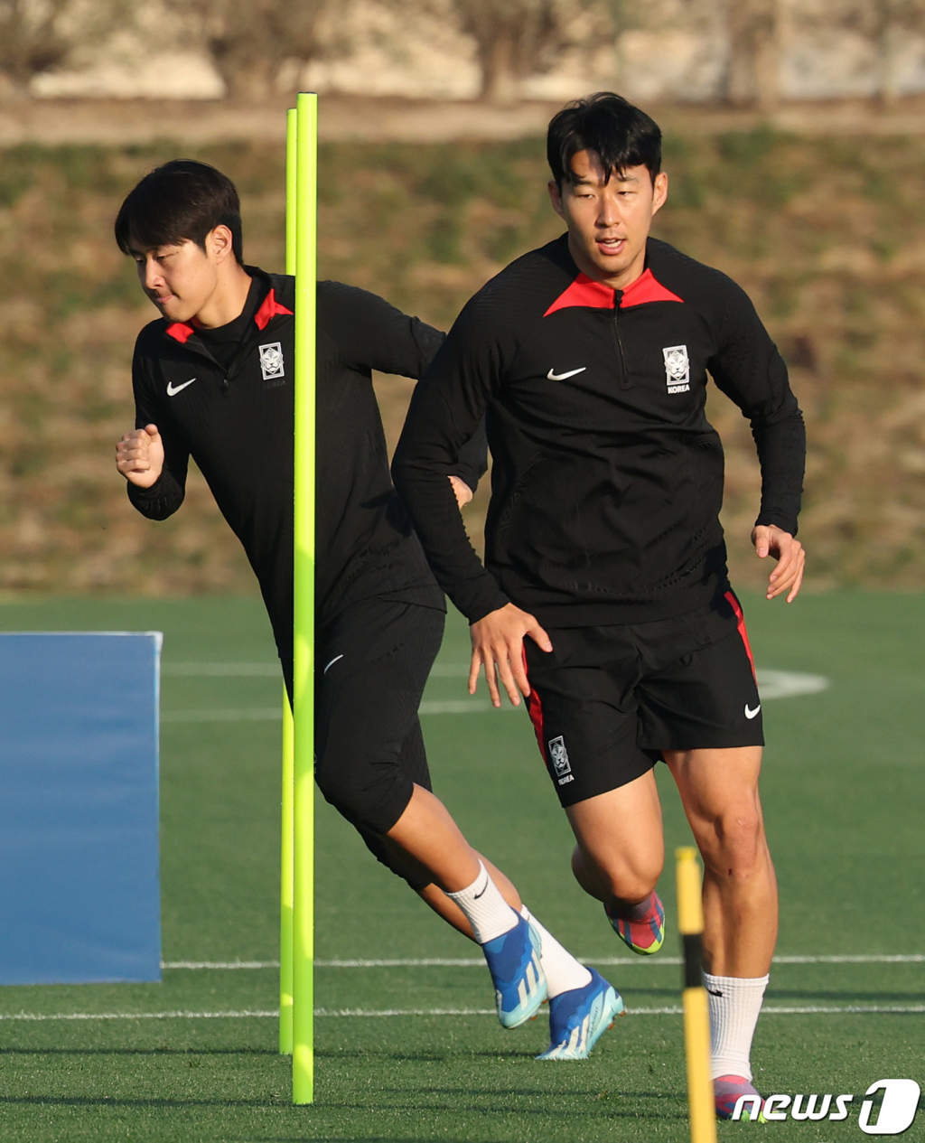 (도하(카타르)=뉴스1) 김성진 기자 = 2023 아시아축구연맹(AFC) 카타르 아시안컵 호주와의 8강전을 앞둔 대한민국 축구대표팀 이강인과 손흥민이 1일(현지시간) 카타르 도하 알 에글라 트레이닝 센터에서 훈련을 하고 있다. 2024.2.1/뉴스1 Copyright (C) 뉴스1. All rights reserved. 무단 전재 및 재배포, AI학습 이용 금지.