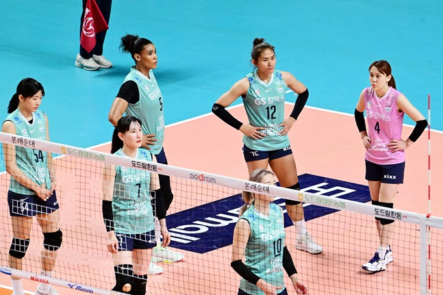 실점 후 아쉬워하는 GS칼텍스 선수들. /사진=KOVO