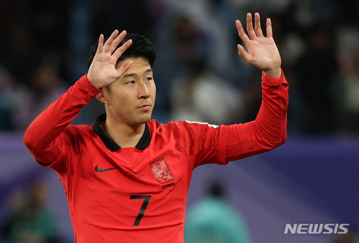 손흥민이 지난 2월 2일(한국시간) 카타르 알와크라 알자누브 스타디움에서 열린 2023 AFC 카타르 아시안컵 8강전 한국 대 호주의 경기 후 경기장을 돌며 관중들에게 인사하고 있다. /사진=뉴시스
