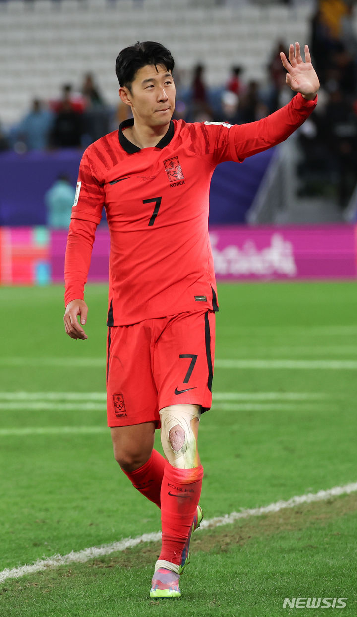 손흥민이 지난 2월 2일(한국시간) 카타르 알와크라 알자누브 스타디움에서 열린 2023 AFC 카타르 아시안컵 8강전 한국 대 호주의 경기 후 관중들에게 손을 들어 인사하고 있다. /사진=뉴시스