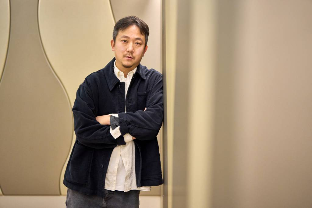 영화 '파묘' 장재현 감독이 22일 오전 서울 종로구 삼청동의 한 카페에서 진행된 인터뷰를 위해 포즈를 취하고 있다. '파묘'는 거액의 돈을 받고 수상한 묘를 이장한 풍수사와 장의사, 무속인들에게 벌어지는 기이한 사건을 담은 오컬트 미스터리 영화다. / 사진제공 = 쇼박스 /사진=김창현